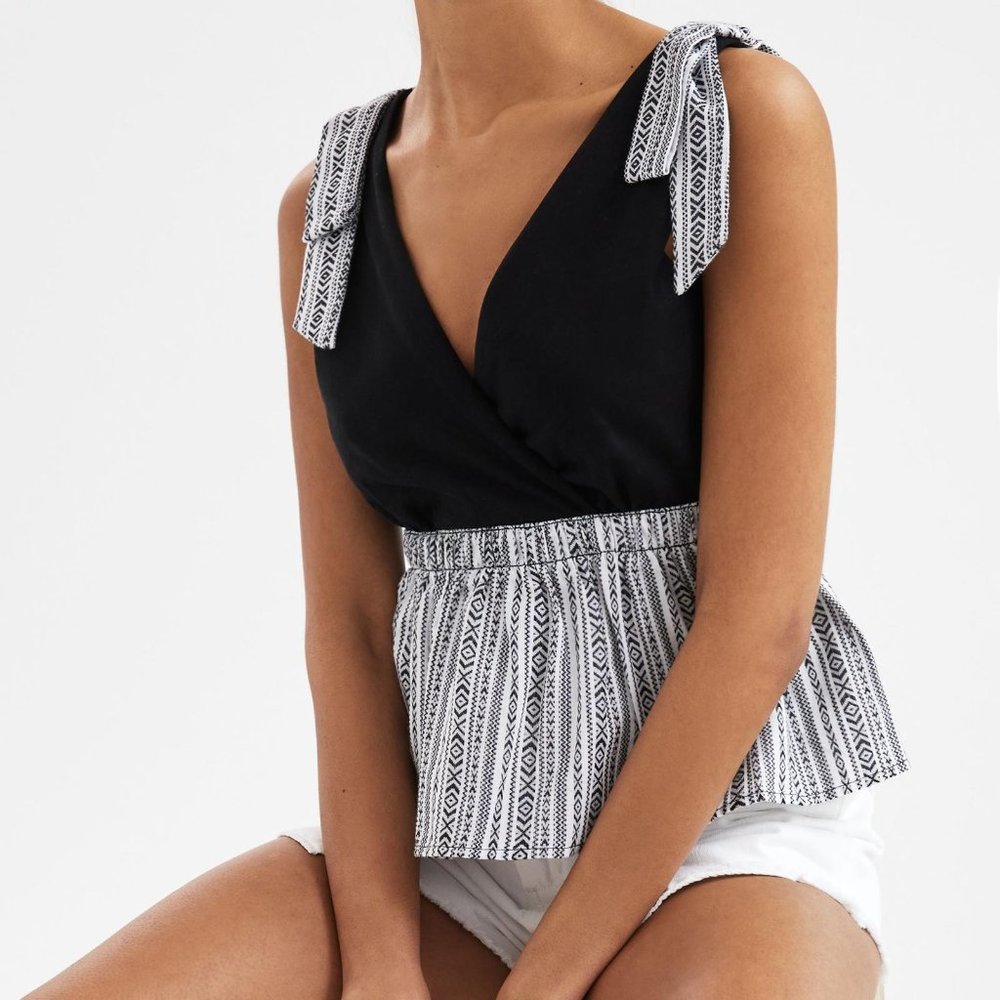 NEW Size Large, DOLAN Women's V-Neck Tie Tank - Black